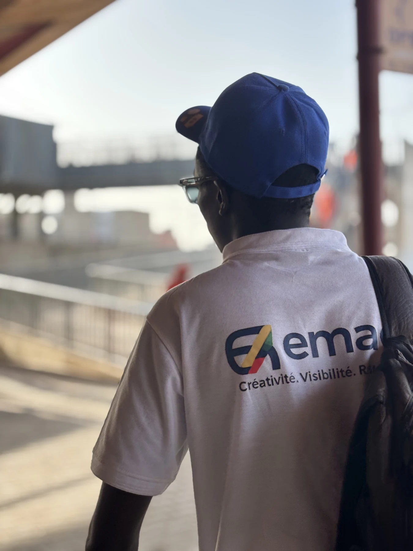 Un membre de l’équipe EMAD portant le polo de l’agence